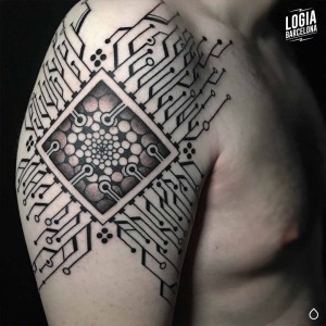 tatuaje_brazo_mecanico_logiabarcelona_willian_spindola_